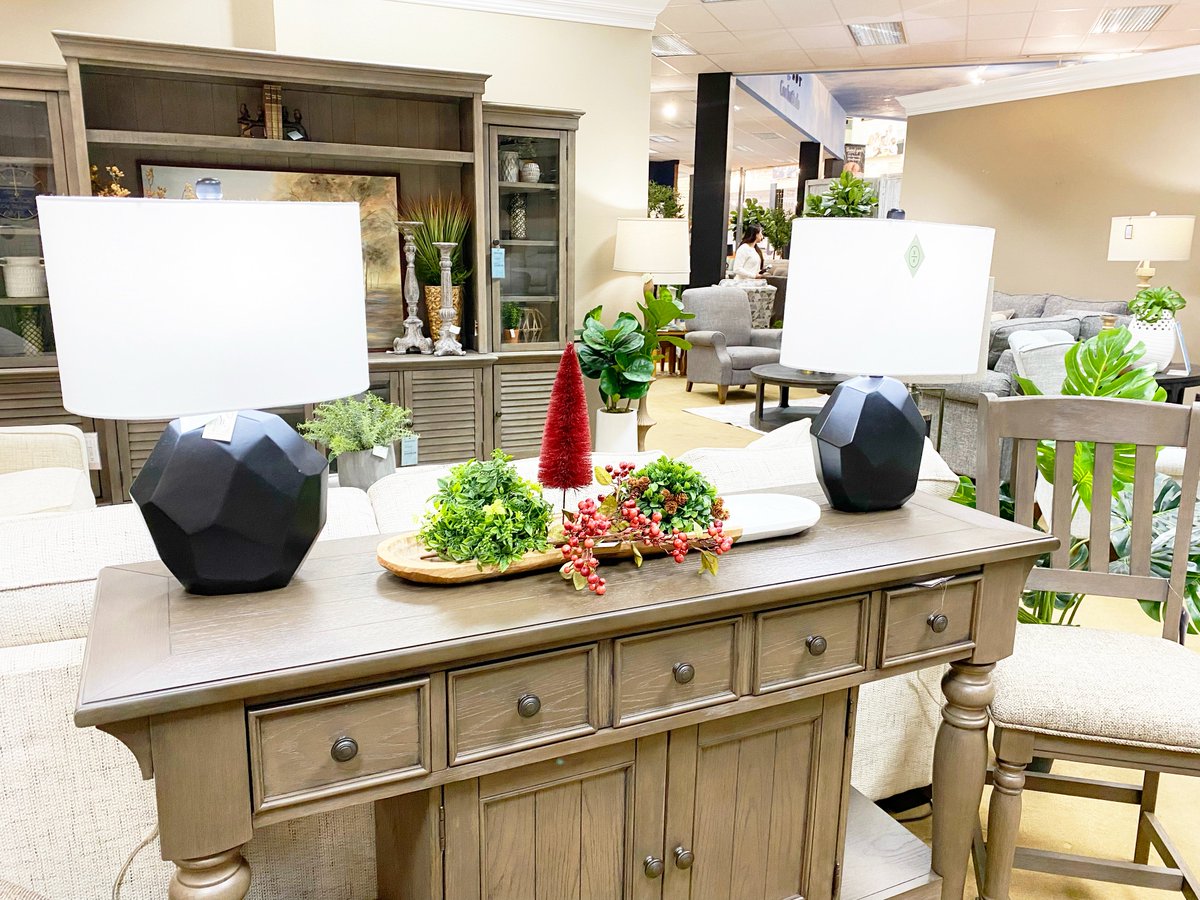 BoulevardHome's tweet photo. Christmas is in 1 week! Don't leave your presents at the store! 😄 https://t.co/q8VlrpbbHN