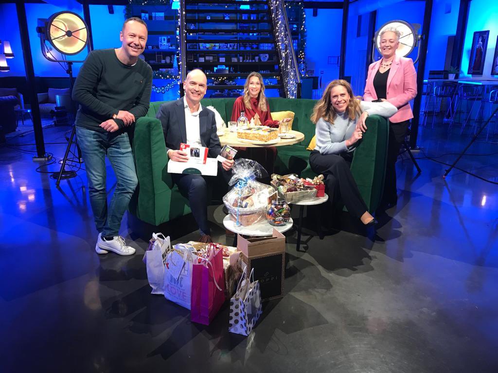 gertjansegers's tweet image. Een van onze leden - Martin Hoogendoorn - heeft deze week de oproep gedaan om het hele CU-team voor hun inzet te bedanken.

Het resultaat vanavond: taart, heel veel lieve kaarten, wijn, chocola (eerlijke!), streekproducten. Hartverwarmend! En we gaan het allemaal eerlijk delen 😉