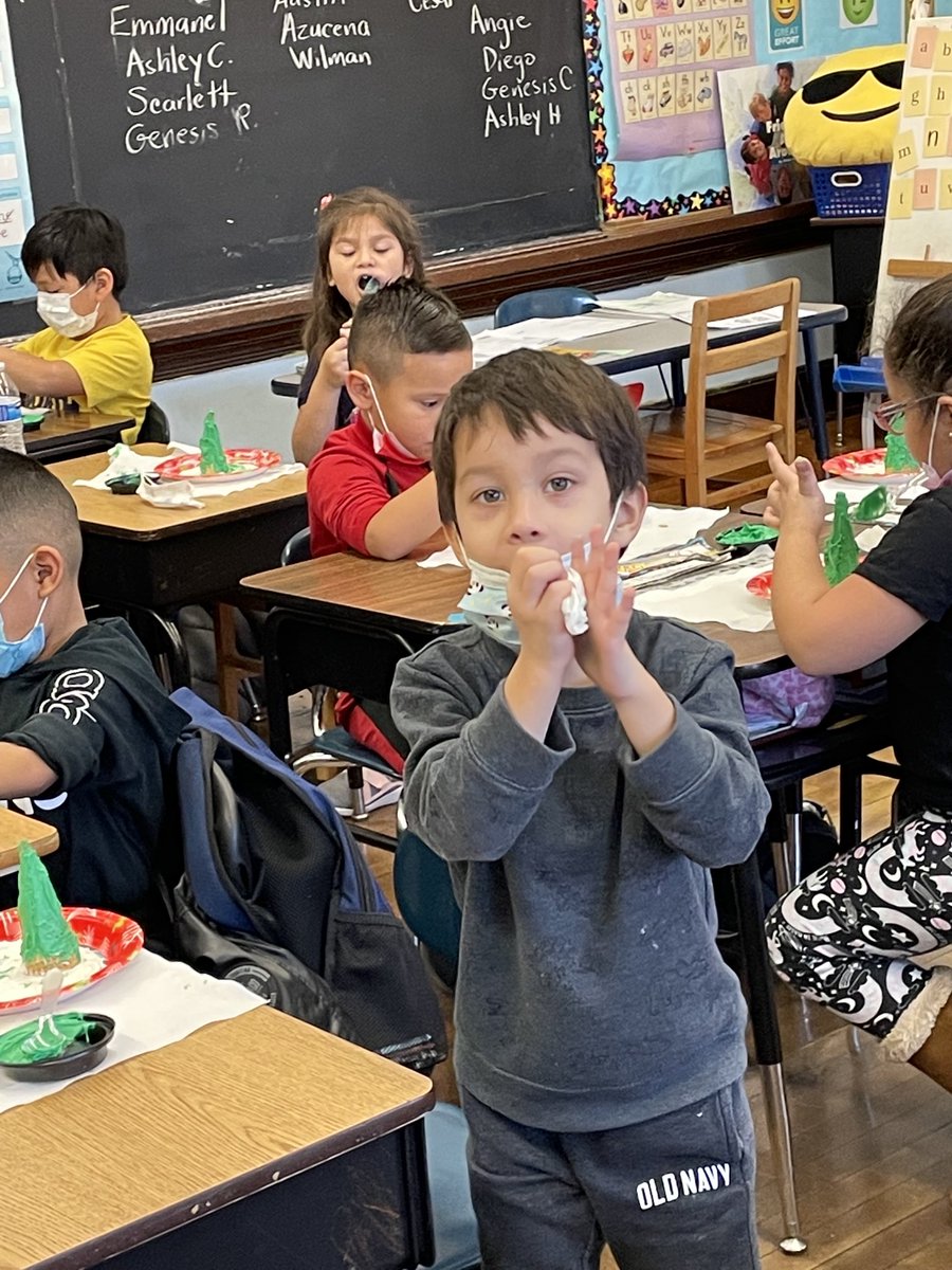 RVeneziano2's tweet photo. Some Holiday Fun in Room 1!!🎄 https://t.co/cGEQX3kfbY