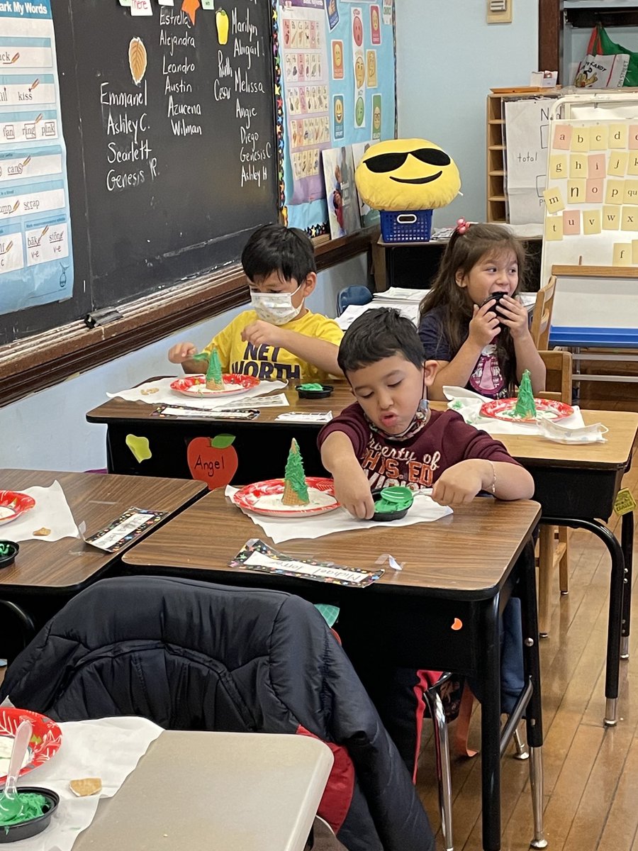 RVeneziano2's tweet photo. Some Holiday Fun in Room 1!!🎄 https://t.co/cGEQX3kfbY
