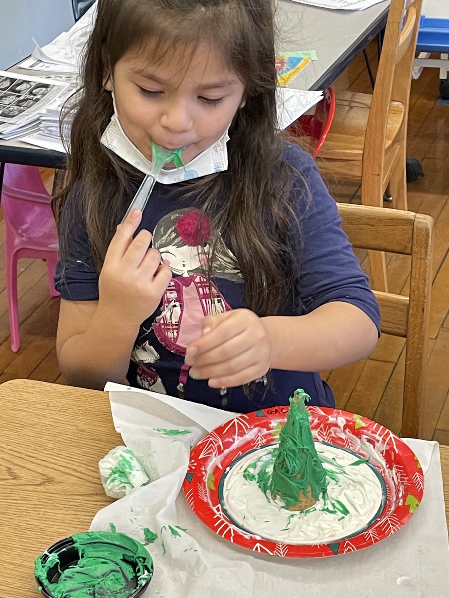 RVeneziano2's tweet photo. Some Holiday Fun in Room 1!!🎄 https://t.co/cGEQX3kfbY