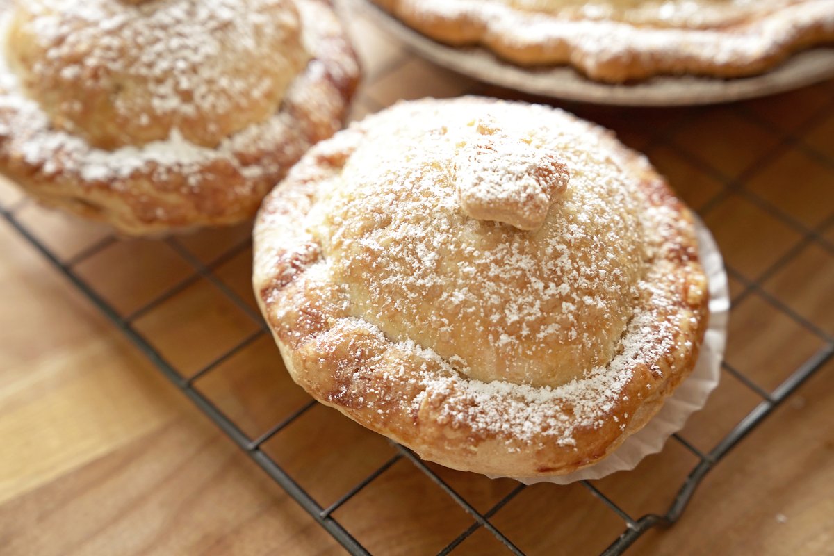 MacrinaBakery's tweet photo. Happy National Maple Syrup Day! May we suggest celebrating with a Mini Maple Apple pie, fresh baked and waiting for you in our cafรฉs ๐๐
.
.
.
#macrinabakery #nationalmaplesyrupday #minimapleapplepie #pieseason #maple #minipie #seasonaltreats #seattlebakery https://t.co/UgPveDQyrT