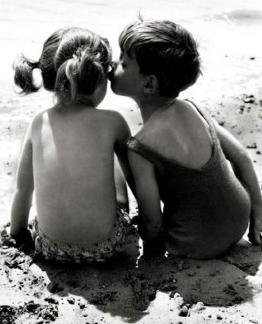 Tuvimos de niños un secreto,
uno que nunca a nadie dijimos.
A nadie, mi vida, ni siquiera,
escúchame, a nosotros mismos.

Ahora que pasó tanto tiempo,
tanto desde que nos perdimos,
ahora que ya nada importa ya
puedo susurrarte al oído que
de niños, en secreto, nos quisimos.