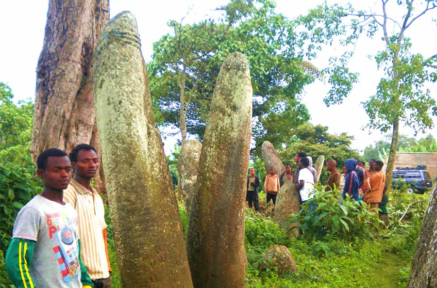 ancientorigins's tweet photo. Ethiopian #megaliths in the southern area of Gedeo, which has the highest megalith stone #stelae density in #Africa, have been carbon dated to 1,000 years older than previously believed according to a new advanced carbon dating study. https://t.co/cPBKIHQslx https://t.co/icYl48REDr