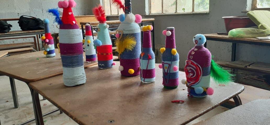 The last #Creolabs session in Lithabaneng Primary School in Maseru #Lesotho for 2021. Learners are recycling glass bottles to make decorative figures. #reuse #recycle #AIT <a href="/riseint_org/">rise international</a> <a href="/5hubschools_AIT/">5 Hub Schools AIT 🇱🇸🇮🇪</a> #workingtochangetheworld #togetherwecan #creativity #communitydevelopment