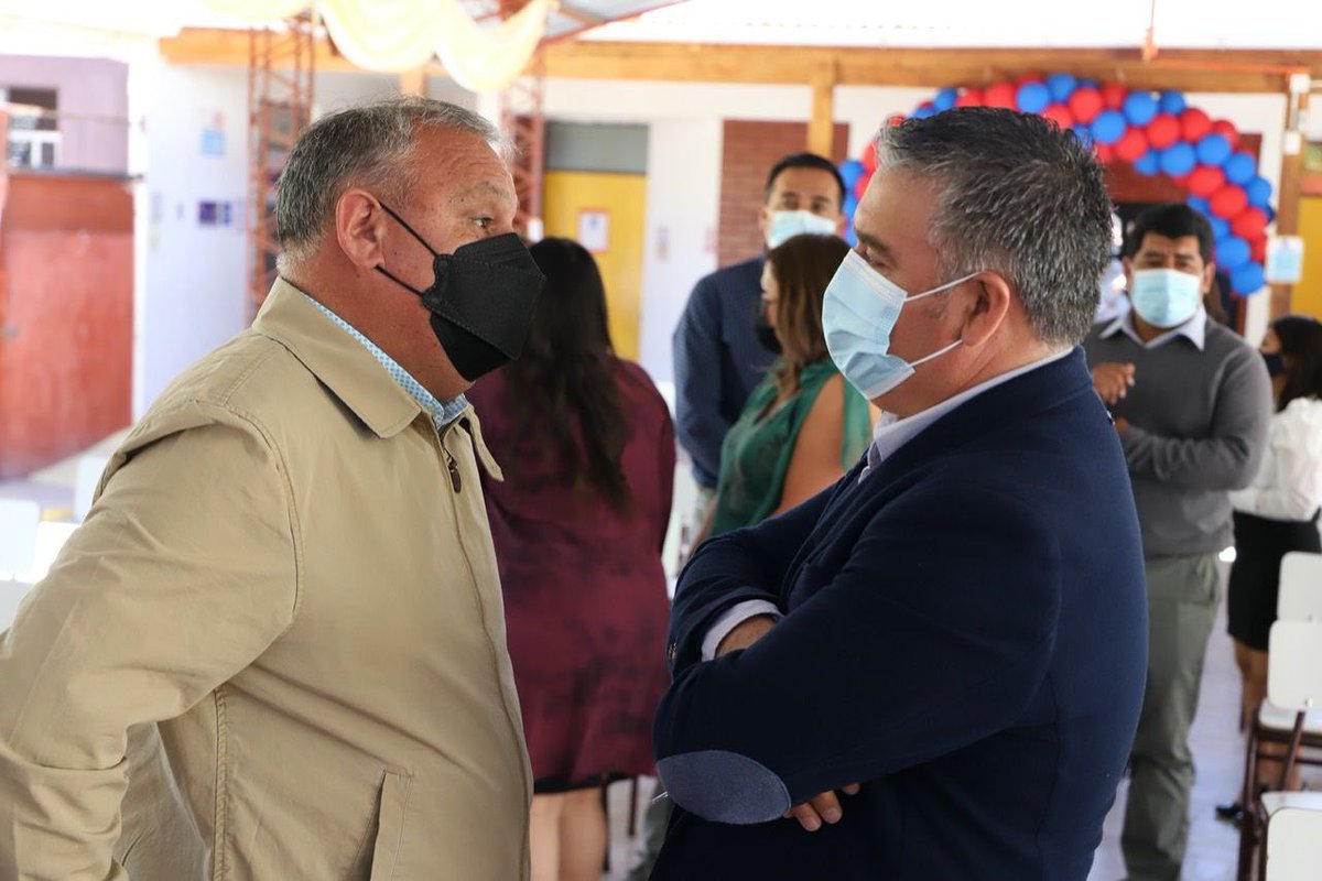 rmunda's tweet photo. En la escuela rural de Hierro Viejo, comuna de Petorca, comuna donde 8 de 12 escuelas rurales se encuentran sin suministro de agua, con el presidente del colegio de Profesores, Carlos Diaz y el alcalde Ignacio Villalobos, asumiendo el compromiso de hacer del agua un DDHH… https://t.co/whWfnprdmp
