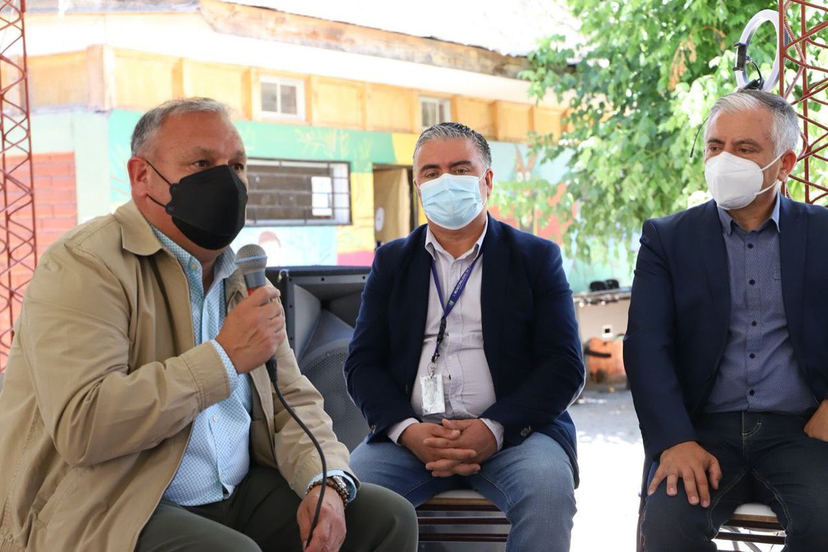 rmunda's tweet photo. En la escuela rural de Hierro Viejo, comuna de Petorca, comuna donde 8 de 12 escuelas rurales se encuentran sin suministro de agua, con el presidente del colegio de Profesores, Carlos Diaz y el alcalde Ignacio Villalobos, asumiendo el compromiso de hacer del agua un DDHH… https://t.co/whWfnprdmp