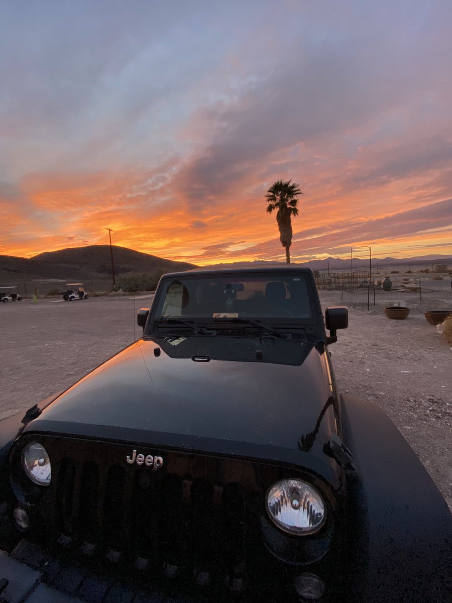 When the orange sunset reflects it’s like 🧡ollllllo #jeeplife #Jeep #jeepgirl @THEJeepMafia @JeepsandSunsets @JeepGirl1007 @JustJeepGirl