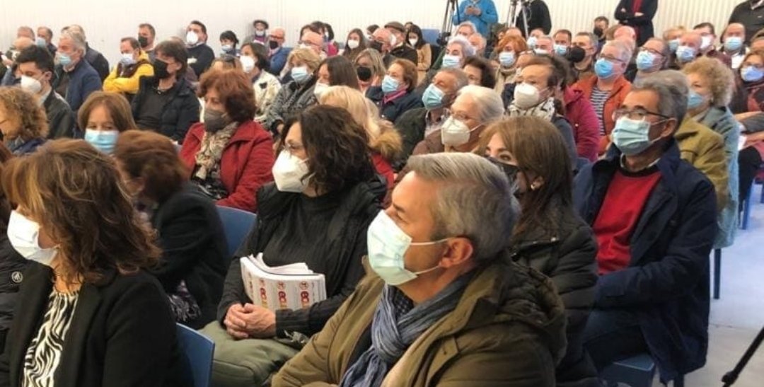 UtreraPodemos's tweet photo. Ayer estuvimos presentes en la reunión con decenas de colectivos junto a  la sociedad civil, para reivindicar que queremos como hospital externo el que llevamos usando por más de 30 años.
#utrera #HVRUtrera
Que no nos recorten más en sanidad pública señores de la @AndaluciaJunta https://t.co/II07Lzaksm