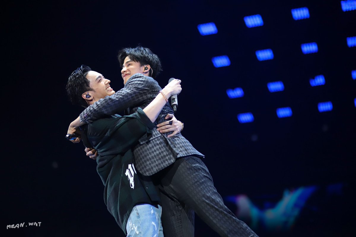 boyslove_france's tweet photo. Bon, naturellement, j'ai pensé à PP et Khunpol mais c'est de la triche, c'est pas vraiment un couple inédit. Et puis, on voit à quel point deux meilleurs amis à l'aise avec le BL peuvent faire un couple trop fun, alors #JossZee ou #TayTul ? Non ! #OabTay ! - M https://t.co/WEjJ4aoQe5