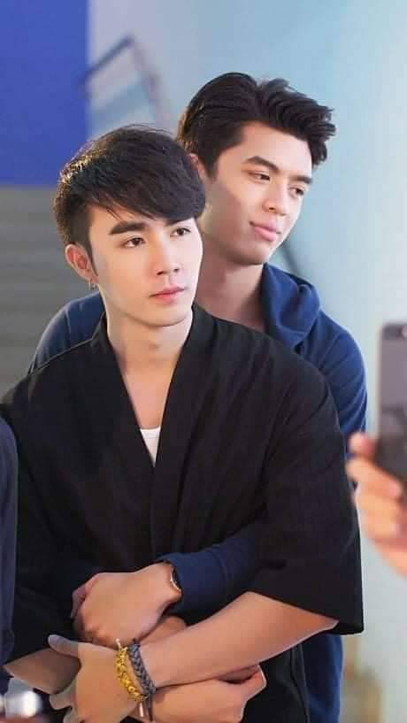 boyslove_france's tweet photo. Bon, naturellement, j'ai pensé à PP et Khunpol mais c'est de la triche, c'est pas vraiment un couple inédit. Et puis, on voit à quel point deux meilleurs amis à l'aise avec le BL peuvent faire un couple trop fun, alors #JossZee ou #TayTul ? Non ! #OabTay ! - M https://t.co/WEjJ4aoQe5