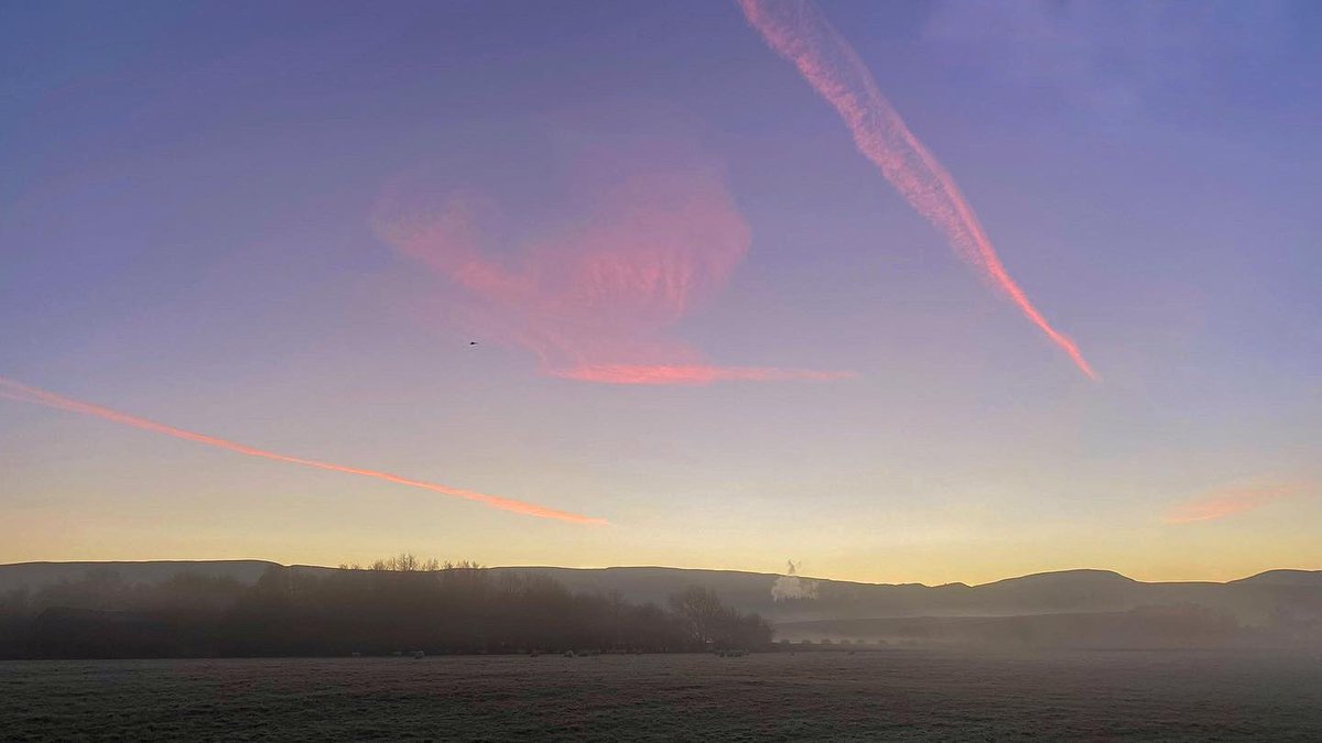 It was a take your breath away start to the day…
#wintersunrise #sunrise #morningsky #thegreatoutdoors #breathtakingmoments #morningrun #sunrisephotography