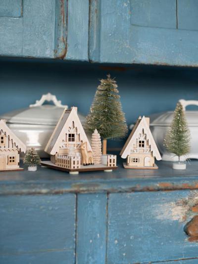 Have yourself a vintage little Christmas this year with our suggestions for antique holiday items that'll give your seasonal decor a big boost of heart-warming family history and a collected-over-time charm. keepingyouinformed.info/trendspottr/ho…