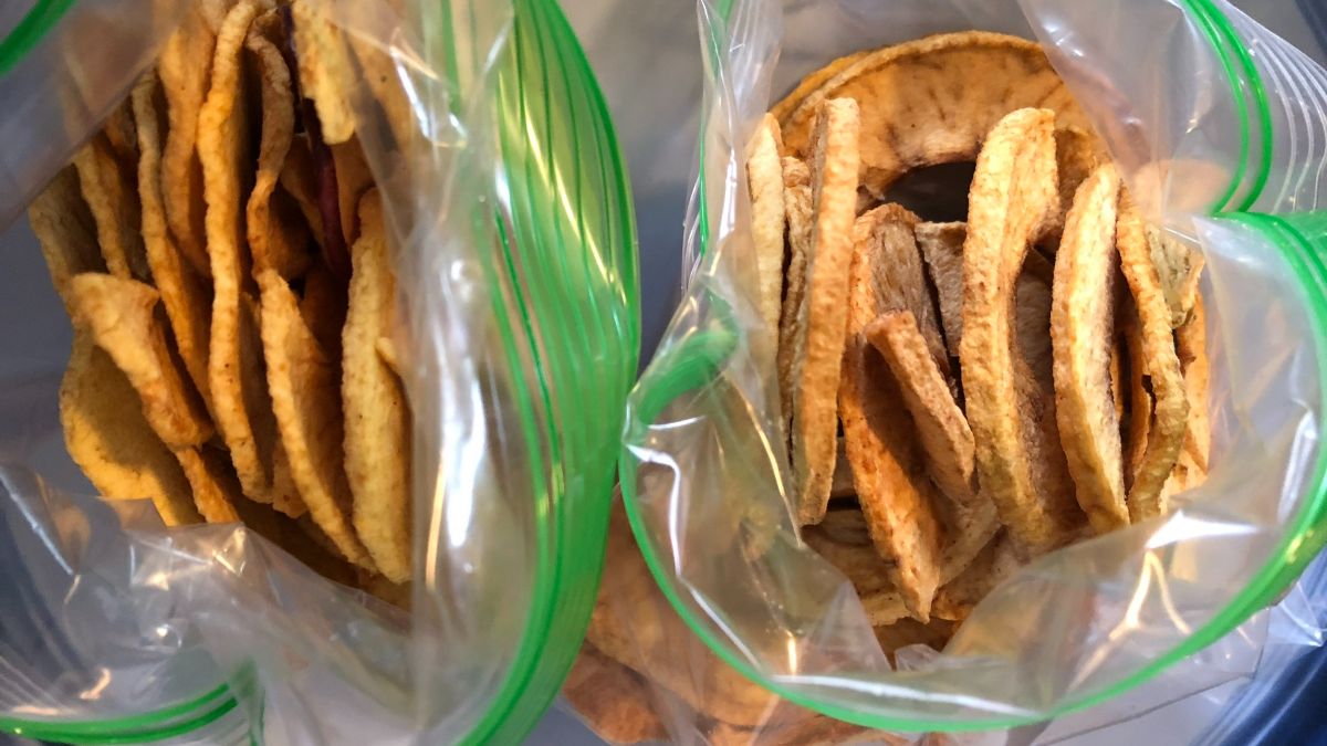 appleooz's tweet photo. Holiday Cheers with our new Wafer-Thin Crunchy Apple Chipz! 🍎🍏 - https://t.co/HYVZCOxIRi https://t.co/hhsFlKpfUR
