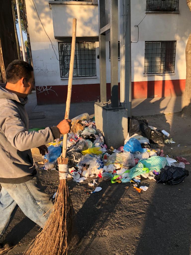 AlcCuauhtemocMx's tweet photo. Como parte de nuestra jornada diaria, el personal recorrió la calle Villaurrutia para realizar #limpieza🧹 y #recolección🚛 de #triques.
#CuauhtémocEsTuCasa🏡 https://t.co/MnqheQ1mWa