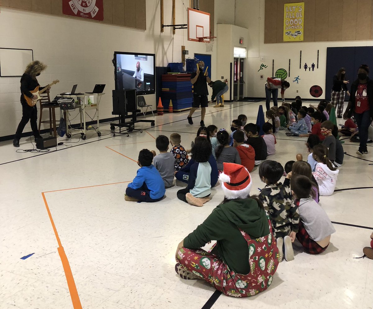 Holiday Sing Along🎄⛄️🎤🎹🎼 <a href="/ForestGroveES/">Forest Grove ES</a> @MusicFGES