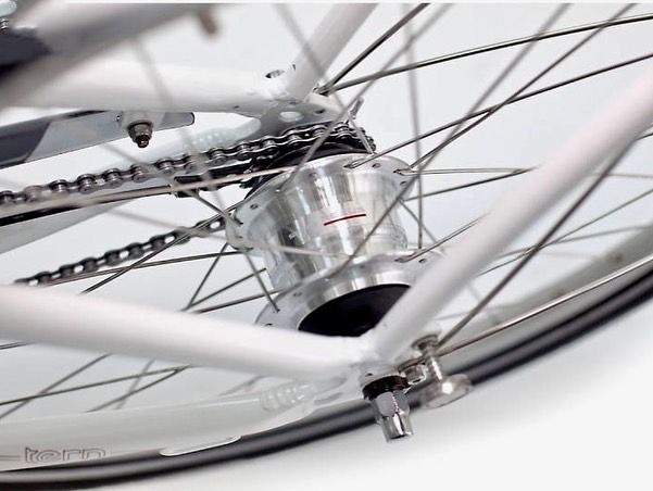 SHIMANO NEXUS - Buje de cambio interno trasero - Freno de rodillos - O.L.D de 120,4/126,8 mm - 3 velocidades
El buje SG-3R40 SHIMANO NEXUS ofrece un fiable mecanismo de 3 velocidades, un EMBRAGUE SILENCIOSO, y un freno de rodillos. #nexusshimano #shimanonexus #componentesshimano