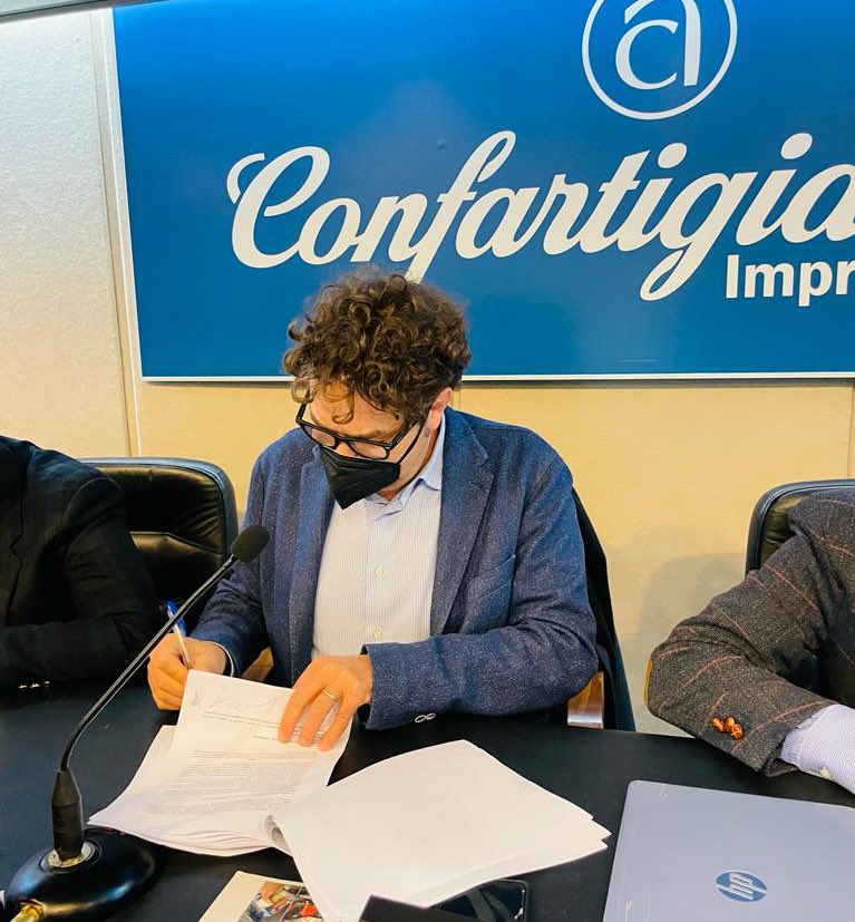 FIMCislStampa's tweet photo. 🔴🔴 buone notizie per i 500mila artigiani metalmeccanici. Rinnovato il contratto;  5% di adeguamento retributivo e formazione obbligatoria tra i punti principali #Nobis:un rinnovo importante che arriva dopo una lunga e faticosa trattativa condizionata dalla pandemia https://t.co/ZYi8JhdFjP