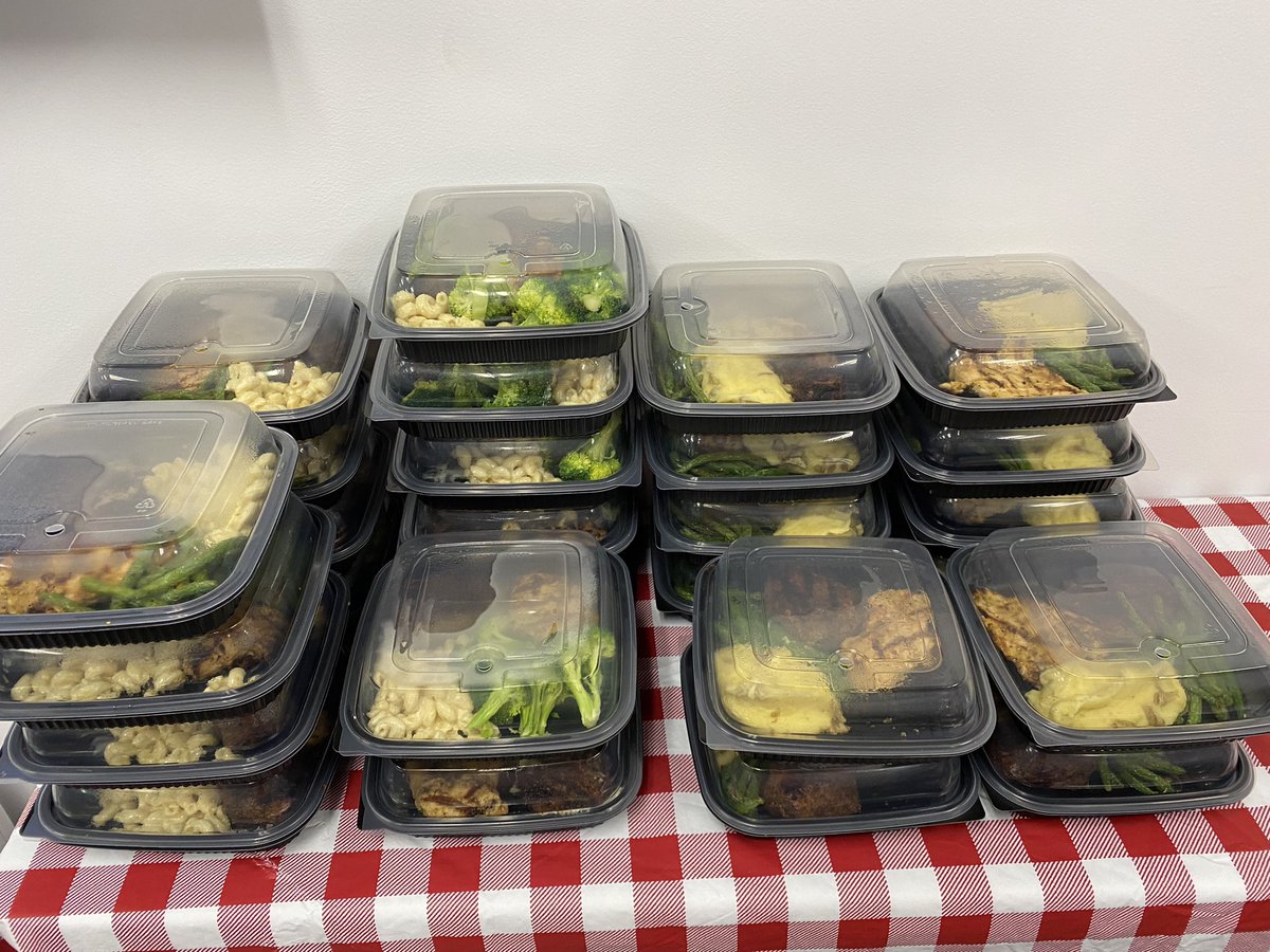 A Family that Eats Together Stays Together Happy Holidays From 2389
<a href="/fmm425/">Frank Madecki</a> <a href="/THDLuisC/">Luis Cardenas</a> <a href="/MejutoAllen/">Allen Mejuto</a> #PoweroftheGulf #D260 #MerryChristmas #SaltGrassSteakhouse