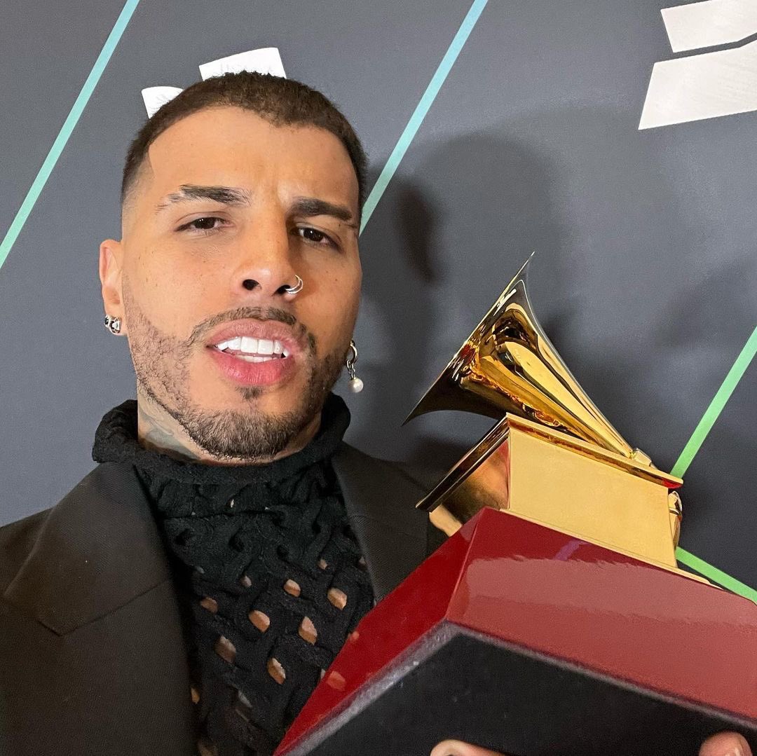 Trap_Updates's tweet photo. 🚨🚨 Si de las indirectas deciden hacer una guerra lirical Jhay Cortez y Rauw Alejandro ¿ a quien le irías ? @jhaycortez @rauwalejandro 👀🔥🇵🇷

RT - JHAY CORTEZ 

LIKE - RAUW ALEJANDRO https://t.co/F1EGGJRrwr