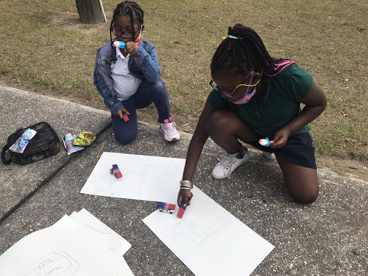 AmillerM10's tweet photo. Demonstrating how magnets attract and repel with Hot Wheels. @ShumanScholars https://t.co/o8t2GRuxfH
