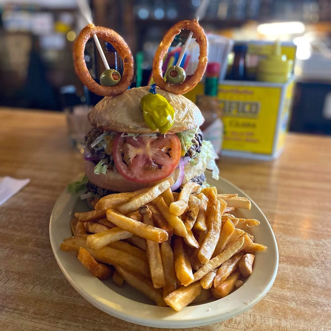 TravelNevadaBr's tweet photo. Em sua próxima viagem a #Middlegate, recomendamos que você faça uma parada gastronômica, sim, você deve trazer o maior apetite para saborear o hambúrguer gigante, mais conhecido como "Monstro de Middlegate". Se você terminar, pode ganhar uma camiseta grátis.
#TravelNevada https://t.co/PqkI0v3V9o