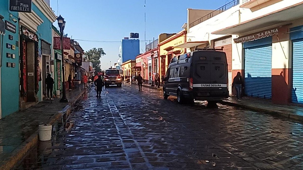 Tras la puesta en marcha del Operativo “Alfa IV”, de manera coordinada con <a href="/Bomberos_GobOax/">Bomberos Oaxaca</a>, se realizaron labores de limpieza y saneamiento en las calles Bustamante y Colón, para mantener estos espacios públicos en condiciones adecuadas de salubridad y salvaguardar la salud.