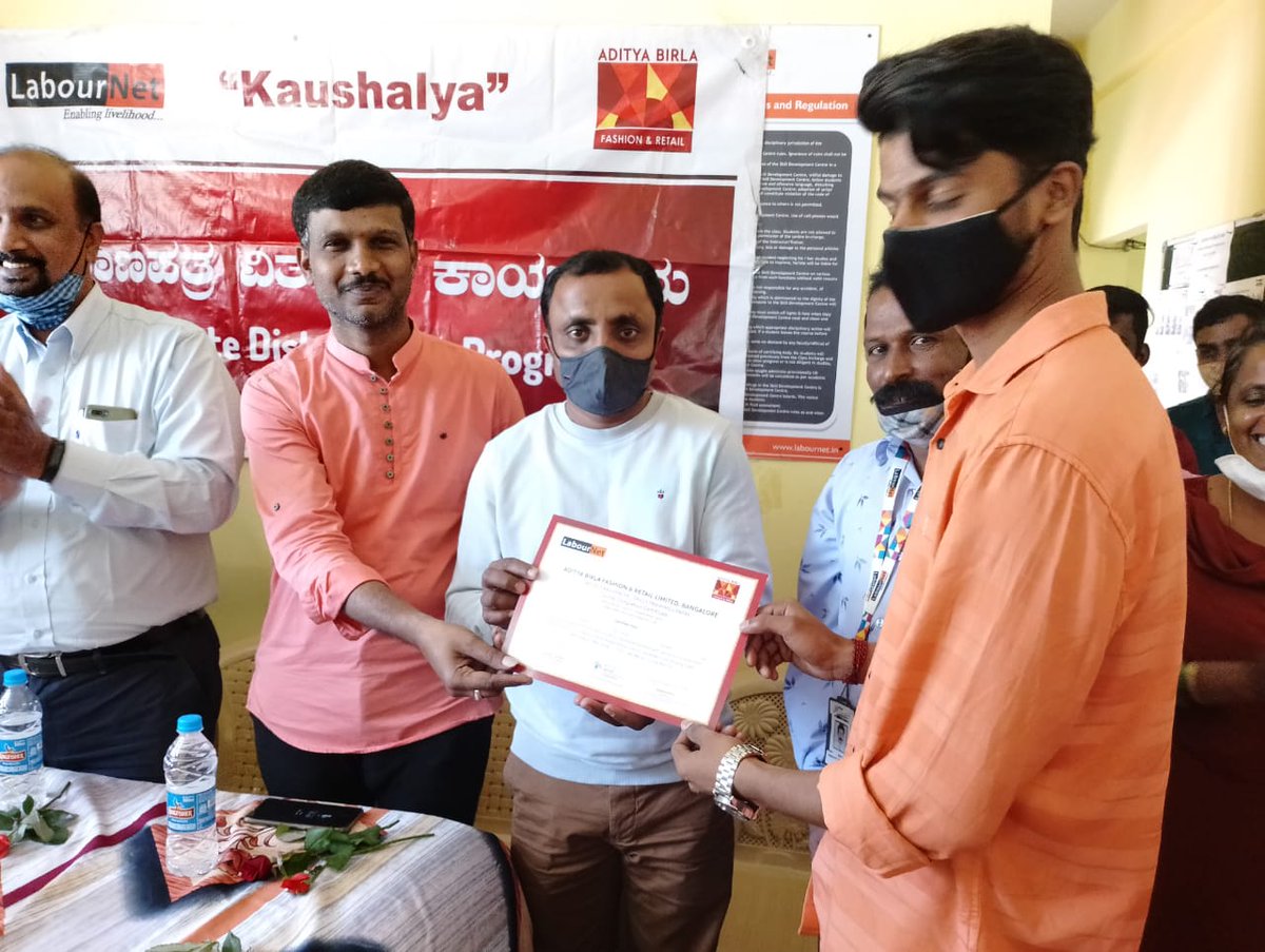 multimediachand's tweet photo. ಆದಿತ್ಯ ಬಿರ್ಲಾ ಹಾಗೂ ಲೇಬರ್ ನೆಟ್ ಸಂಸ್ಥೆಗಳು ನಡೆಸುವ ಉಚಿತ ಕೌಶಲ್ಯ ತರಬೇತಿ ಕೇಂದ್ರದಲ್ಲಿ ಇಂದು ನಡೆದ ಪ್ರಮಾಣ ಪತ್ರ ವಿತರಣಾ ಸಮಾರಂಭದಲ್ಲಿ ಅಥಿತಿಯಾಗಿ ಭಾಗವಹಿಸಿ ಕೇಂದ್ರ ಹಾಗೂ ರಾಜ್ಯ ಸರ್ಕಾರದ ಸೇವೆಗಳು ಹಾಗೂ  ಕೇಂದ್ರ ಸರ್ಕಾರದ ಉಚಿತ ಕಾನೂನು ನೆರವು, ಮಹಿಳೆಯರಿಗಾಗಿ ಸರ್ಕಾರದ ವಿವಿದ ಯೋಜನೆಗಳ ಕುರಿತು ನೀಡಿದ ಮಾಹಿತಿ ಕಾರ್ಯಾಗಾರ.. https://t.co/7yBXo9rn47