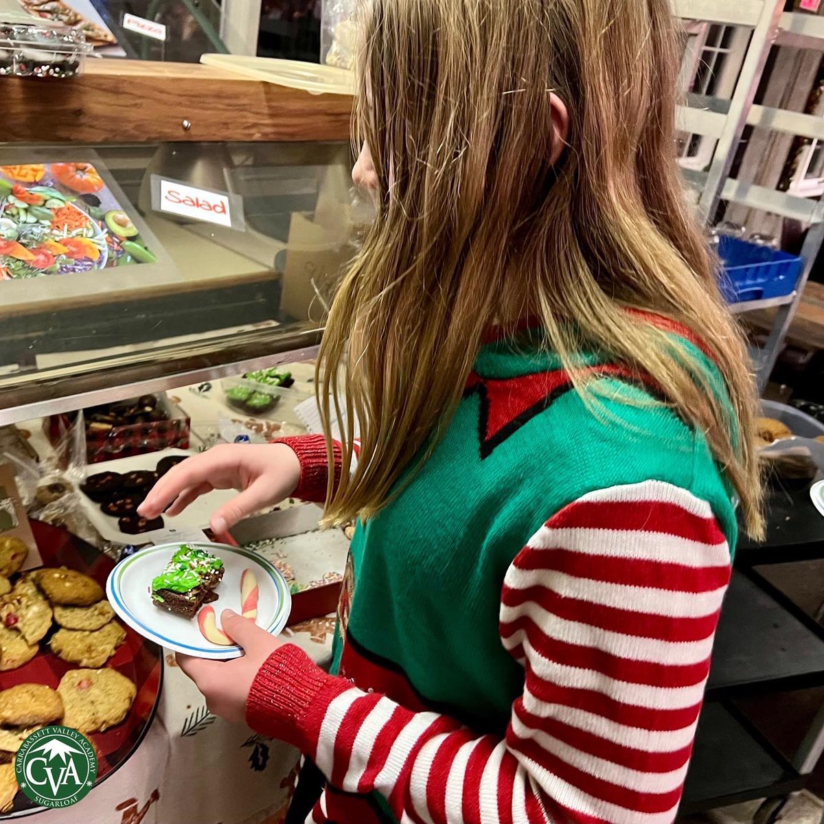 GoCVA's tweet photo. A Big Dog thank you goes out to our Kitchen Staff for preparing an incredible holiday dinner, and to our PSO for dessert night. Dinner, desserts, and holiday smiles were had by all - what could be better?!  #gocva #holidayparty #maineboardingschools #skiacademy #snowboardacademy https://t.co/OphfAp8hE7