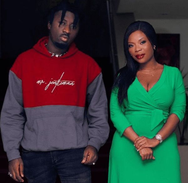 peacefmonline's tweet image. VIDEO-Delay-And-Amerado-Display-Their-Affection-For-Each-Other-In-Public dlvr.it/SFZg36