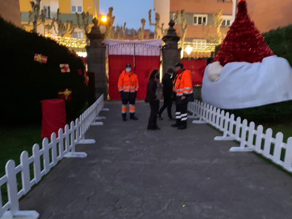 PC_CabezonSal's tweet photo. Estamos en la inauguración del Parque de la Navidad de Cabezón de la Sal organizado por la Asociación de Comerciantes VillaSal y el @aytocabezon junto con los compañeros de #PCRuente y @CivilComillas. Si nos necesitas y no nos ves llama a Emergencias
#Emergencias 🆘➡️📞1️⃣1️⃣2️⃣ https://t.co/aUVY5bf20S