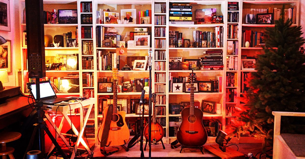 MartyPraetorius's tweet photo. House concert tonight.
It feels so good to be out there, doing what I love doing!
#livemusic
#gigs
#AtChristmastime #HouseWithYellowWindows
#tothedreamers
#ItsOkImStillLaughing
#affairsoftheheart #TalesFromTheFeverworld
@musikwein
@kysermusicalproducts
@FaithGuitars https://t.co/uJRZJOSjIm