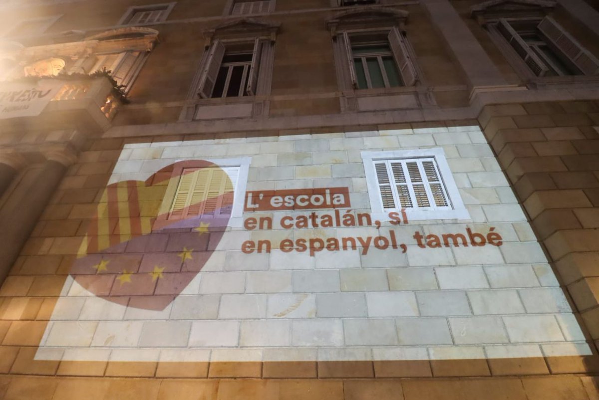 CiudadanosCs's tweet image. 🍊Los liberales aplaudimos la valentía de la familia de Canet de Mar y de todos las que alzan la voz contra el acoso separatista.

Hoy los diputados de @CiutadansCs proyectaron en la Generalitat imágenes en apoyo al derecho a estudiar también en español.

💪¡Jamás nos callarán!