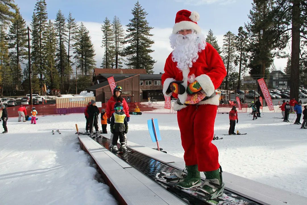 skihomewood's tweet image. 🎅 Santa Claus is coming to town! 🎅 Santa will be joining us at our sister property, @westshorecafe for our annual tree lighting ceremony tonight, Dec. 17 before hitting the slopes at @skihomewood! Join Santa for a photo &amp;amp; some turns on Dec. 18th &amp;amp; 24th from 9:30 a.m. to 2 p.m.
