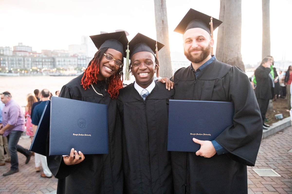 GeorgiaSouthern's tweet photo. Check out moments from all of our Fall 2021 Commencement ceremonies! #GSGrad21
📸 https://t.co/G9PBsvuy91 https://t.co/XYxmJtIiGC