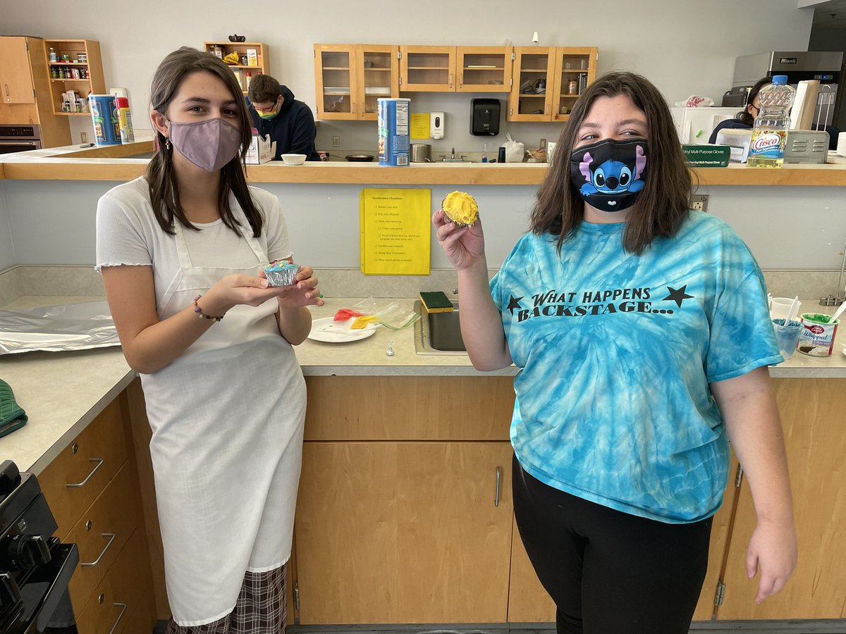 We have some elves working hard in the bake shop today! 🧁🍪