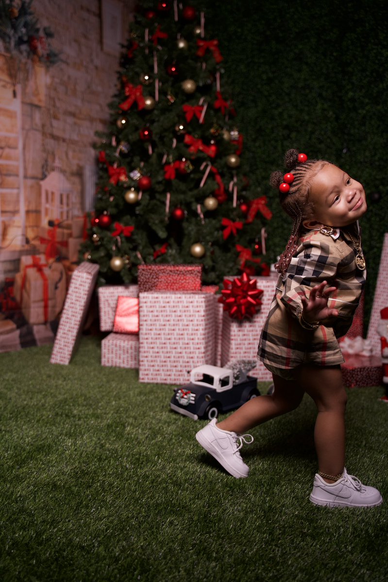 Cashleyy___'s tweet photo. My boyfriend and I DID THAT 😍…side note: he don’t condone the grinch outfit 🤣🤦🏽‍♀️ https://t.co/CtRPMOvlM0