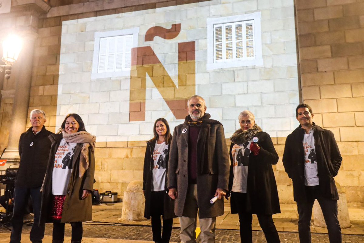 CiudadanosCs's tweet image. 🍊Los liberales aplaudimos la valentía de la familia de Canet de Mar y de todos las que alzan la voz contra el acoso separatista.

Hoy los diputados de @CiutadansCs proyectaron en la Generalitat imágenes en apoyo al derecho a estudiar también en español.

💪¡Jamás nos callarán!