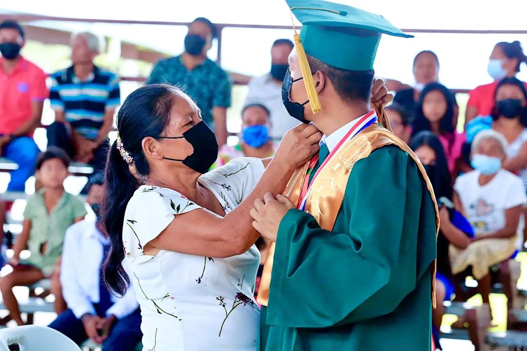 ¡Muy merecido! Jadeson Sabugara ocupó el primer puesto de honor de su promoción, en el Centro Educativo Bilingüe Lajas Blancas, en la Comarca Emberá Wounaan, y llora de alegría al conocer que recibirá una beca para estudiar en el extranjero por 5 años. <a href="/nandomeneses_/">Nando Meneses G.</a> #TReporta