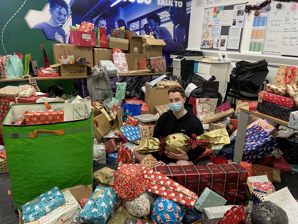 HideOut_YZ's tweet image. We just want to say a massive thank you to @Bruntwood_UK and every single person that got involved in Bruntwood’s Wishing Tree Campain🎄

We are currently sorting through 1,500 incredible presents, generously donated to our young people, to help spread some joy this Christmas🎁❤️