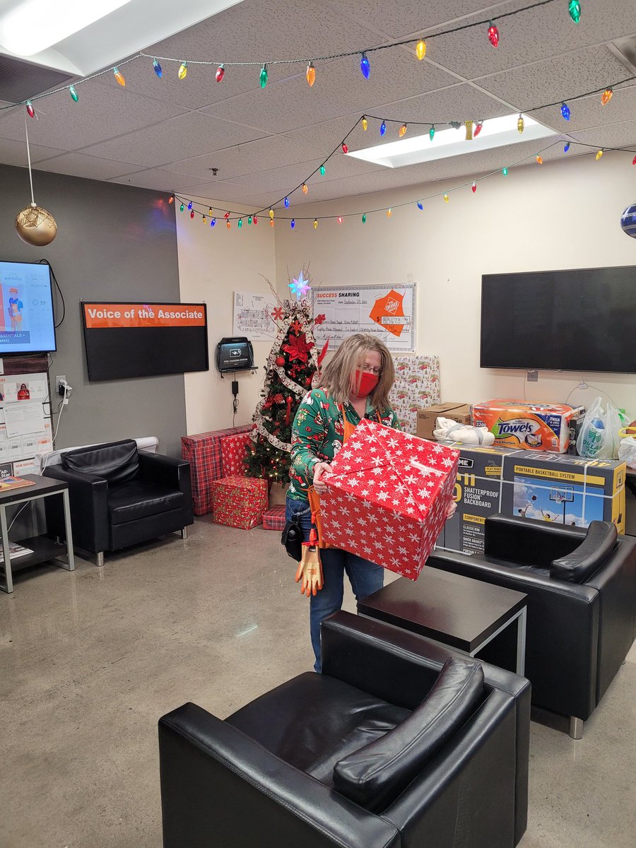 <a href="/Kellie__Hogan/">Kellie H</a> opening our first Christmas present of the season! Congrats Kellie! <a href="/P_Rod2024/">Paris</a> <a href="/HDmikebooso/">Michael Booso</a> <a href="/Myron50978924/">Myron</a>