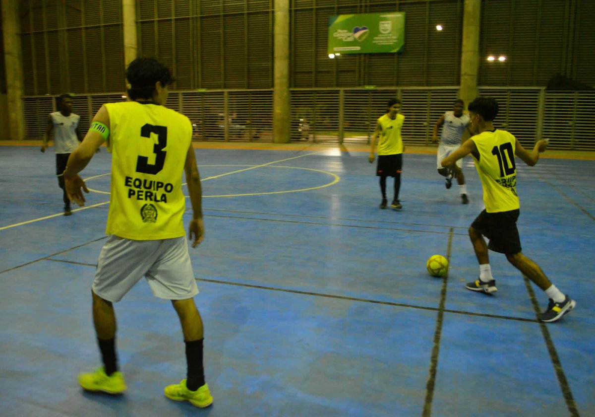 SeguridadCali's tweet photo. Jóvenes de nuestro programa #PERLA y PRECI-TIP de @policiaCali se dieron cita en la semifinal del torneo "Pasala y apuestale a la convivencia" en el Coliseo María Isabel Urrutia.

@AlcaldiaDeCali https://t.co/r3vuIcLXTS