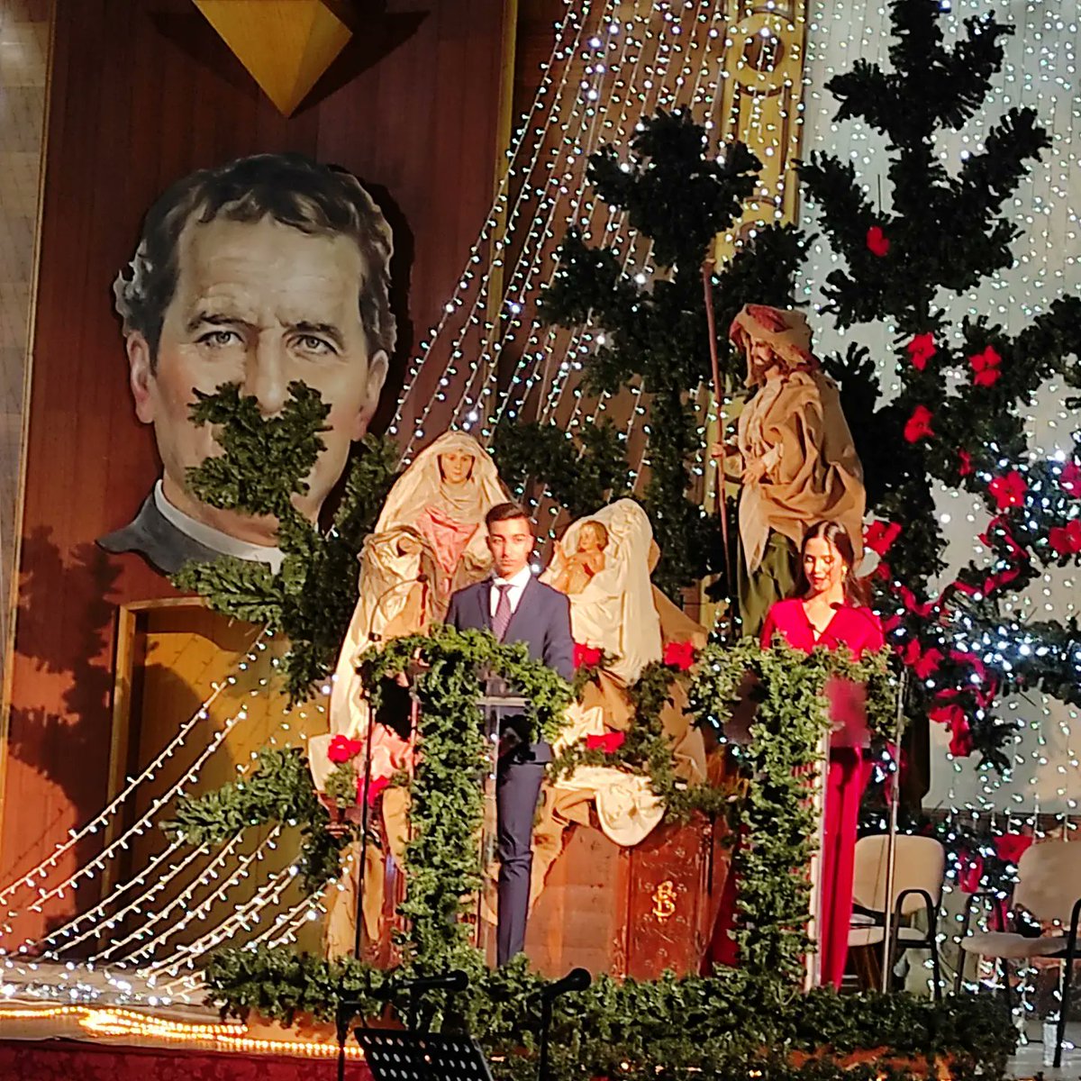 salesianutrera's tweet photo. Comienza el XLVI pregón de Navidad a cargo de D. José Manuel Soto. #NosMueveLaEsperanza https://t.co/lIuqBdyHKY