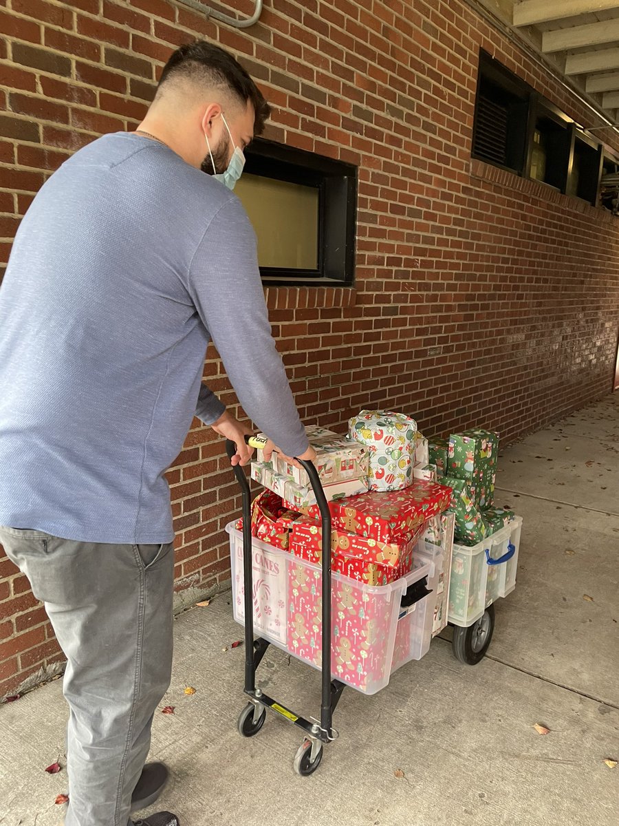 Pugh_WRS's tweet photo. Thank you @OFFICIALASTA, our After School Program, for donating 30+ gifts to our @PughRamsHISD students! 🎁We’re thankful for your partnership and the gifts! The After School Coordinator, Mr. Maloney, and I enjoyed spreading the holiday cheer to the students earlier today! 🎉 https://t.co/li2m5o2EQa
