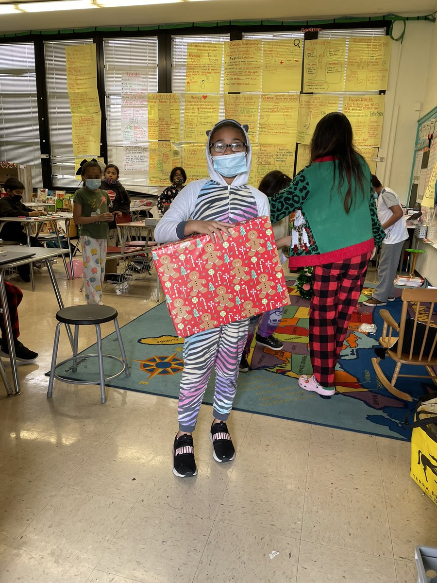 Pugh_WRS's tweet photo. Thank you @OFFICIALASTA, our After School Program, for donating 30+ gifts to our @PughRamsHISD students! 🎁We’re thankful for your partnership and the gifts! The After School Coordinator, Mr. Maloney, and I enjoyed spreading the holiday cheer to the students earlier today! 🎉 https://t.co/li2m5o2EQa