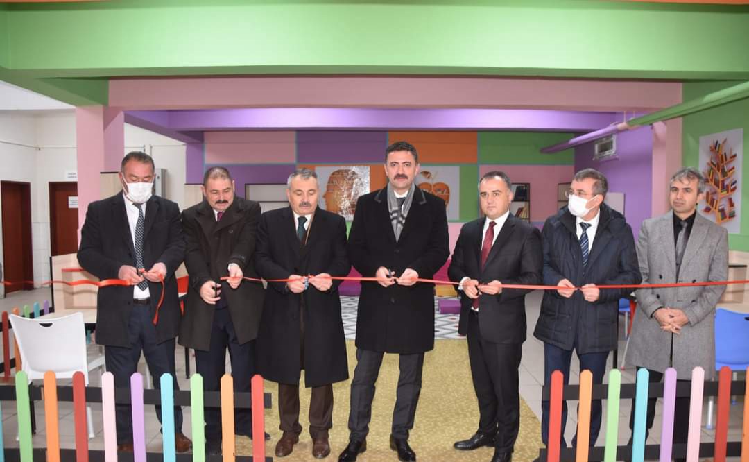 baliseyhkay's tweet photo. İlçemiz Şehit Sezai Ergül İlkokulunda kütüphane açılışına katılan  Valimiz Sayın Bülent TEKBIYIKOĞLU, İlçe Halk Eğitim Merkezi kursiyerleri tarafından okul içerisinde açılan sergiyi de ziyaret ederek alevde cam şekillendirme çalışması yapan kursiyerlerle bir süre sohbet etti. https://t.co/FVRrykJHHu