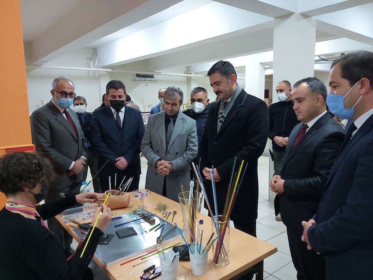 baliseyhkay's tweet photo. İlçemiz Şehit Sezai Ergül İlkokulunda kütüphane açılışına katılan  Valimiz Sayın Bülent TEKBIYIKOĞLU, İlçe Halk Eğitim Merkezi kursiyerleri tarafından okul içerisinde açılan sergiyi de ziyaret ederek alevde cam şekillendirme çalışması yapan kursiyerlerle bir süre sohbet etti. https://t.co/FVRrykJHHu