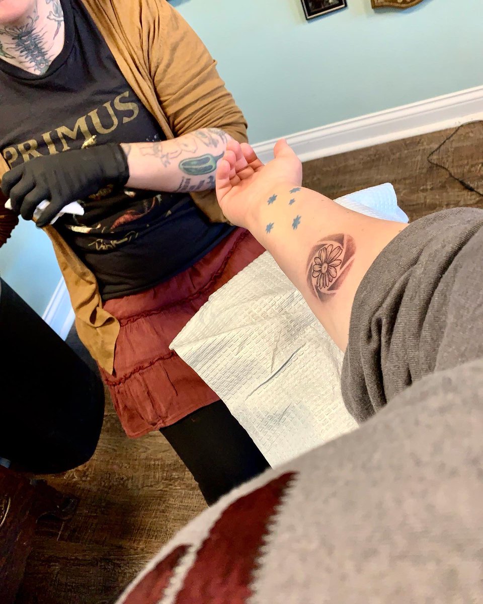 PahzPhotography's tweet image. My friend, Jess, sent me some monies for my birthday (in October) and told me to “get yourself something pretty”. So, I made an appointment at Tattoo Obscura and got myself something pretty. 💜 #tattoo #TattooObscura #CameraShutter #MacroPhotography #daisy