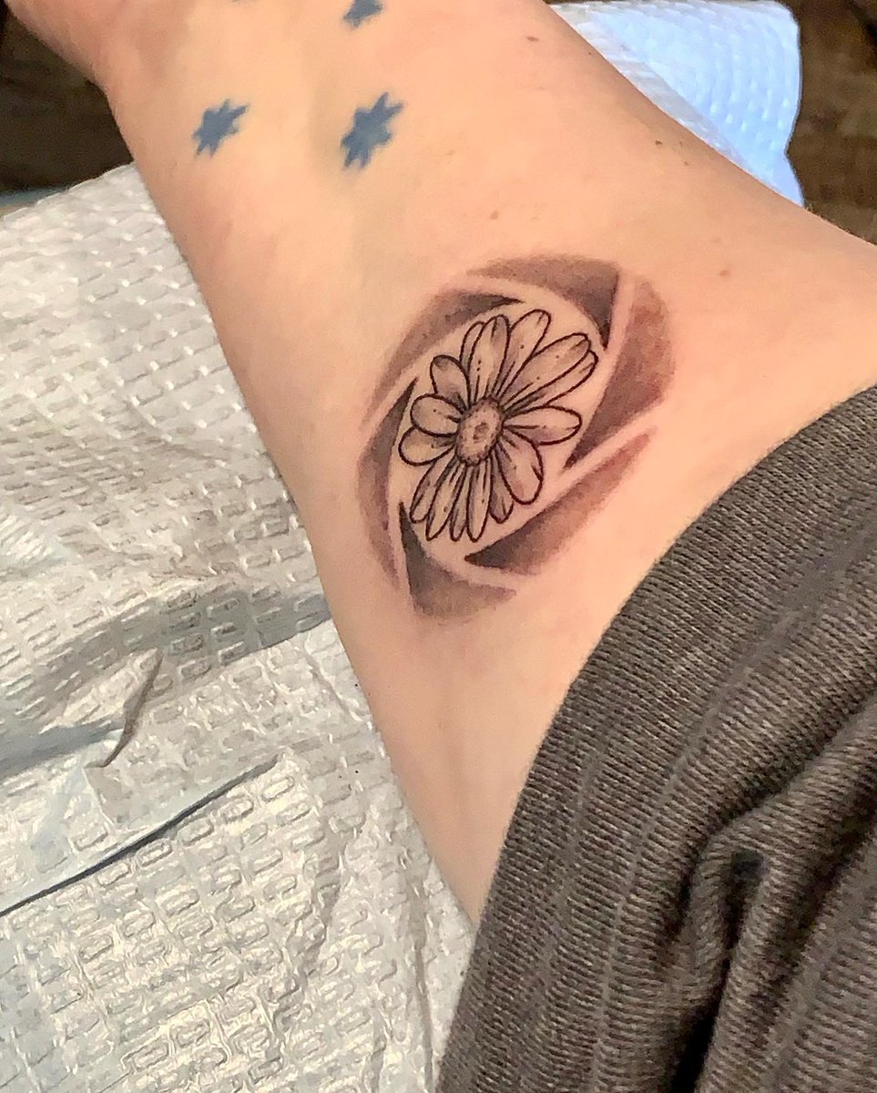 PahzPhotography's tweet image. My friend, Jess, sent me some monies for my birthday (in October) and told me to “get yourself something pretty”. So, I made an appointment at Tattoo Obscura and got myself something pretty. 💜 #tattoo #TattooObscura #CameraShutter #MacroPhotography #daisy