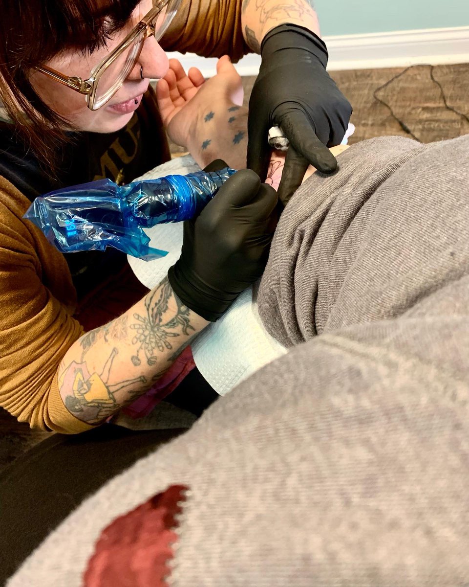 PahzPhotography's tweet image. My friend, Jess, sent me some monies for my birthday (in October) and told me to “get yourself something pretty”. So, I made an appointment at Tattoo Obscura and got myself something pretty. 💜 #tattoo #TattooObscura #CameraShutter #MacroPhotography #daisy